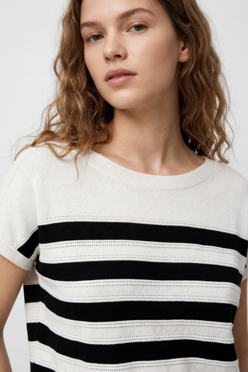 Pull en maille rayée blanc et noir à encolure bateau