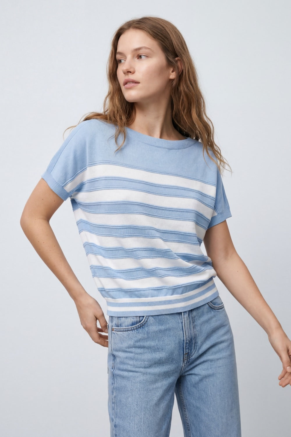Pull à manches courtes en tricot rayé bleu clair