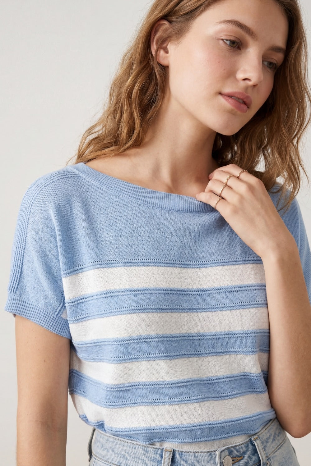 Pull à manches courtes en tricot rayé bleu clair