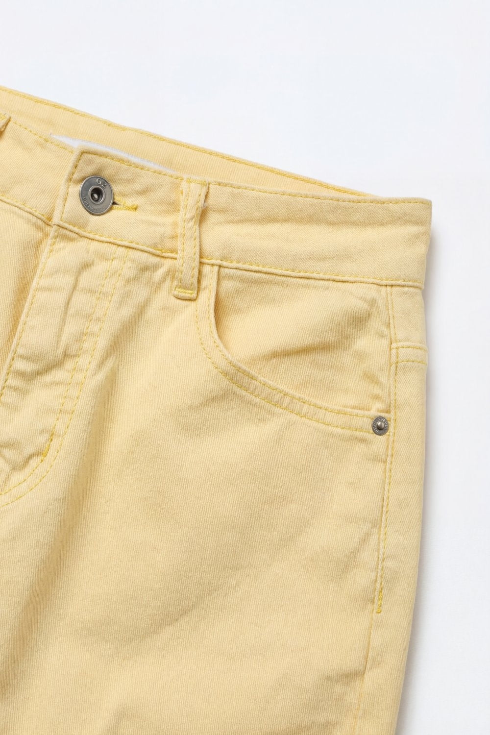 Pantalon à jambe droite avec ourlet roulé en jaune