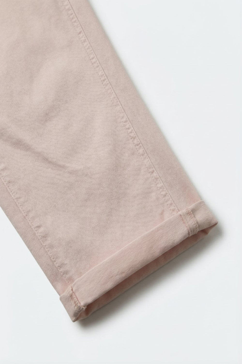 Pantalon style baril à jambes larges rose clair avec ourlets roulés