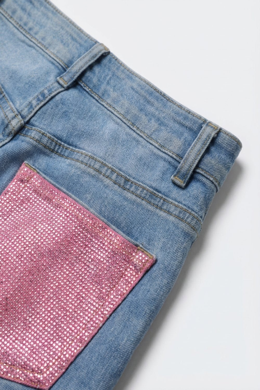 Jean en denim bleu clair à jambes larges avec poches arrière en strass rose