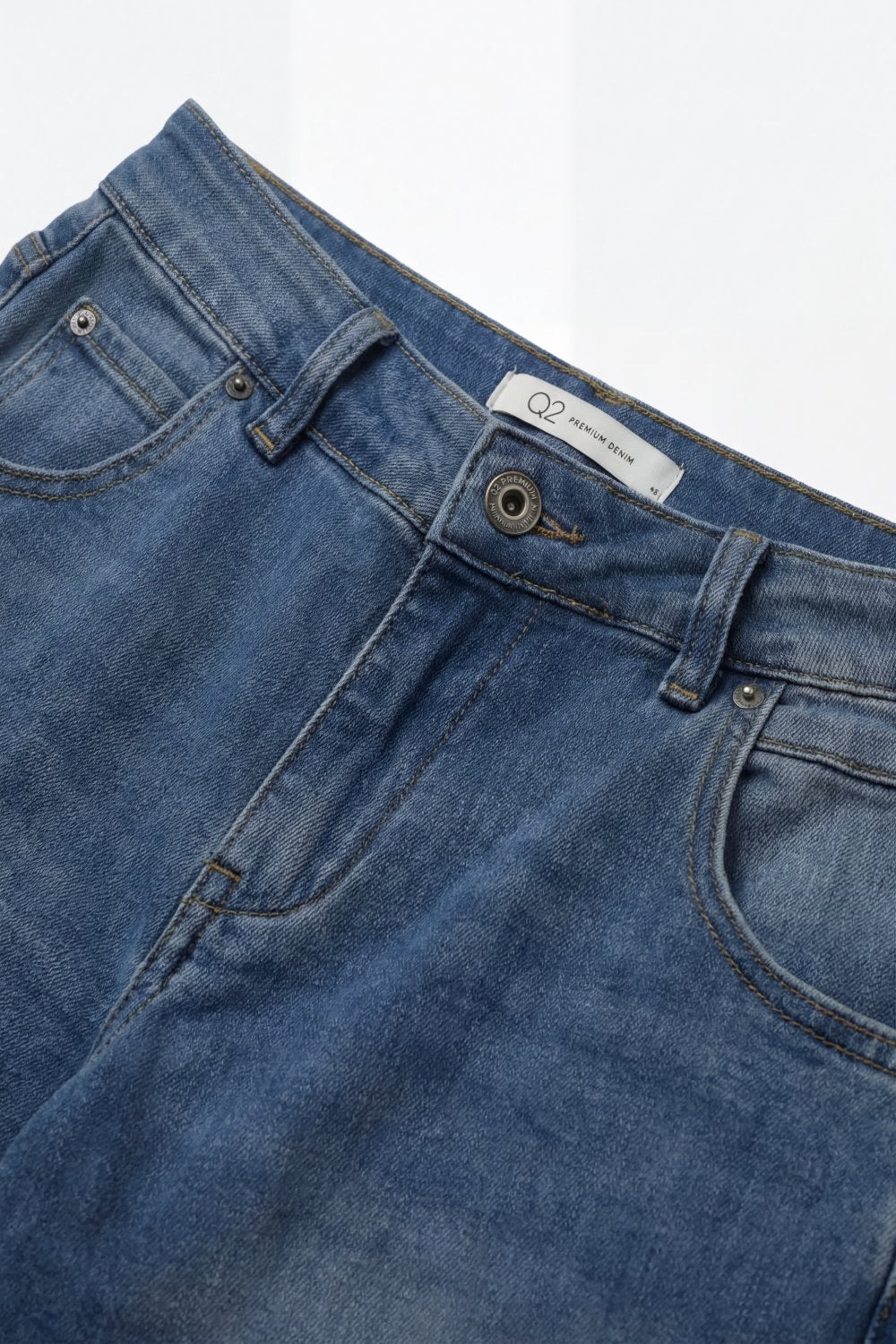 Jean à jambes courbées avec couture d'ourlet plié