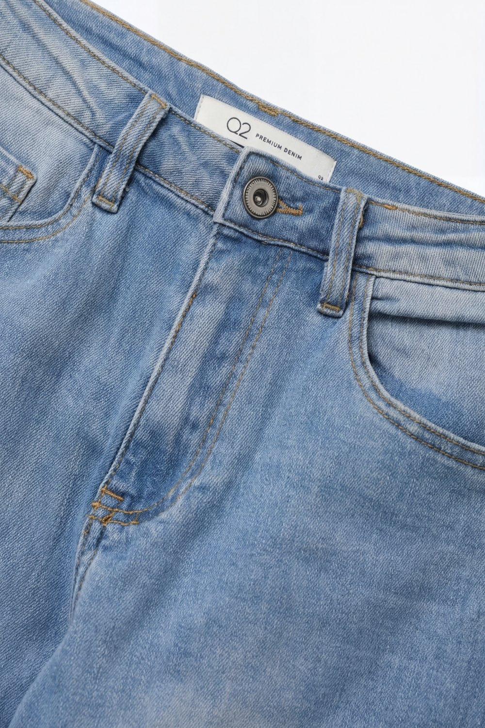 Jeans en denim à jambe droite mi-haute dans un délavé bleu clair