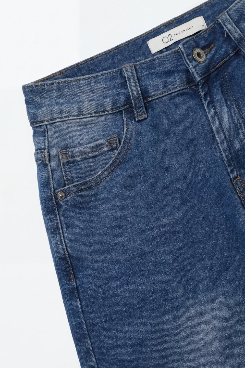 Jean bleu coupe décontractée à lavage clair avec coutures latérales