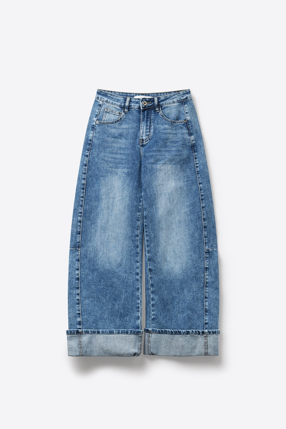 Jeans en denim bleu à jambe large et délavage léger avec revers