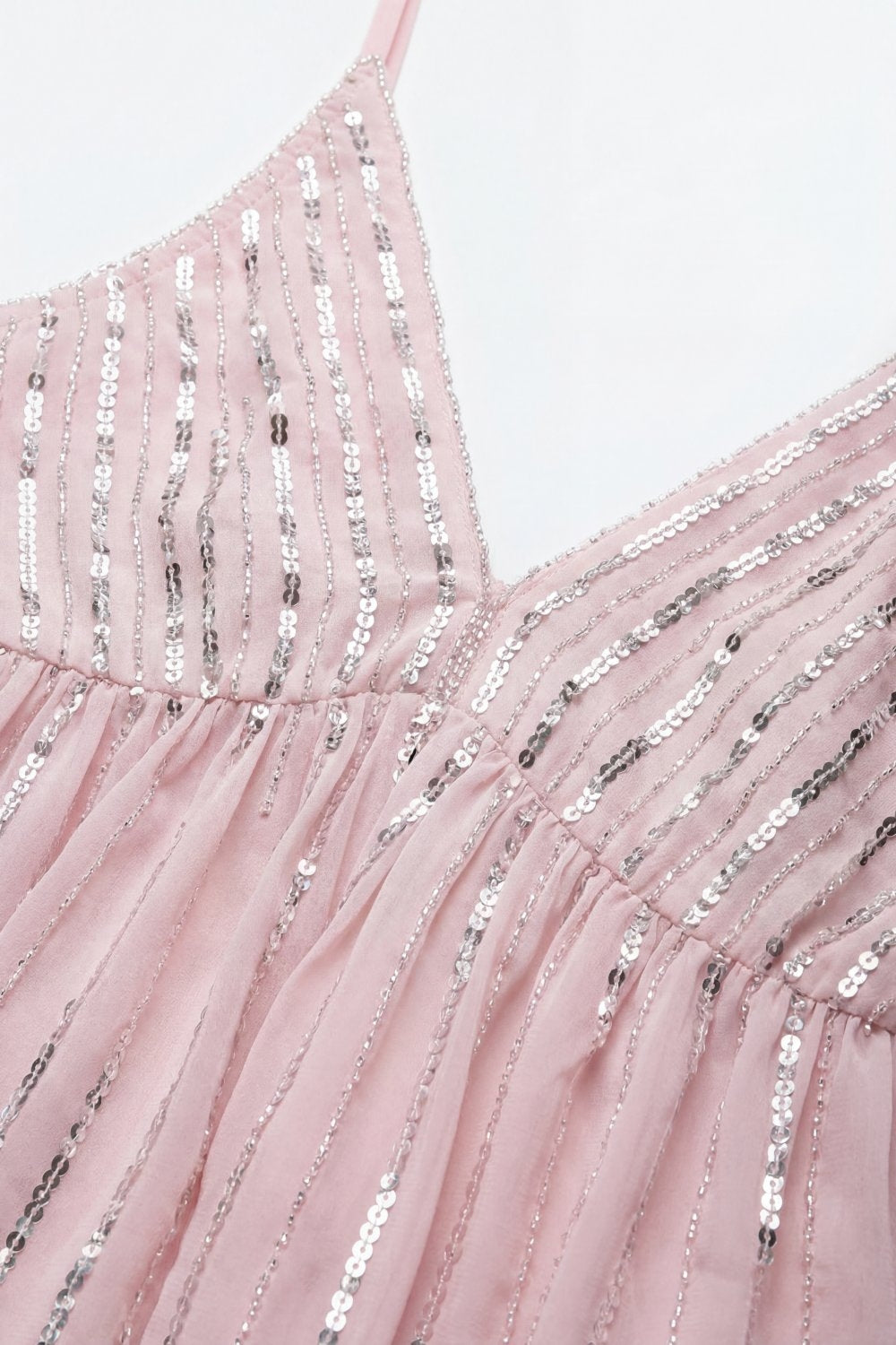Top de fête rose avec sequins et détail à la taille