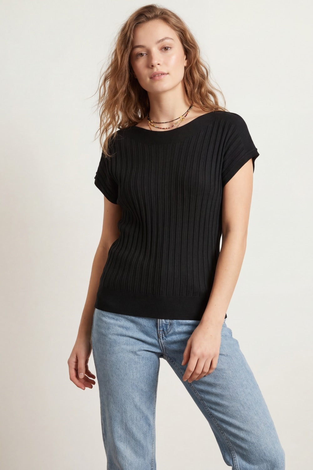 Pull noir en tricot à fines côtes avec col bateau
