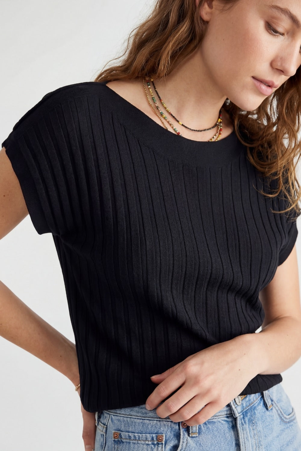 Pull noir en tricot à fines côtes avec col bateau