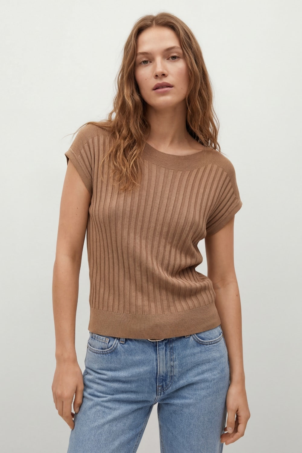 Pull en tricot côtelé fin camel avec col bateau