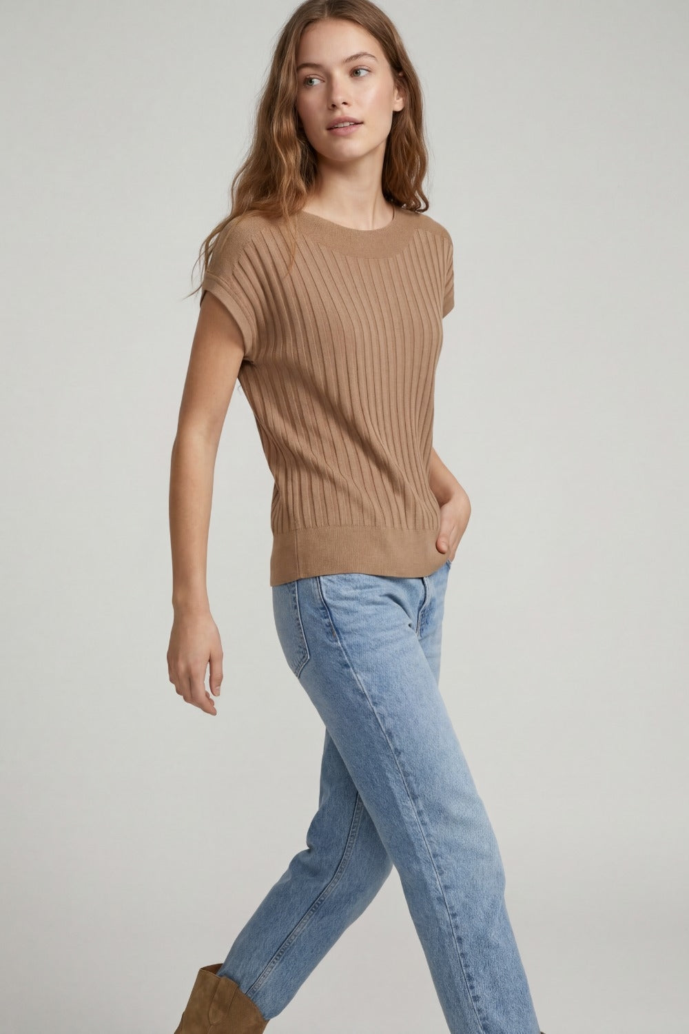 Pull en tricot côtelé fin camel avec col bateau
