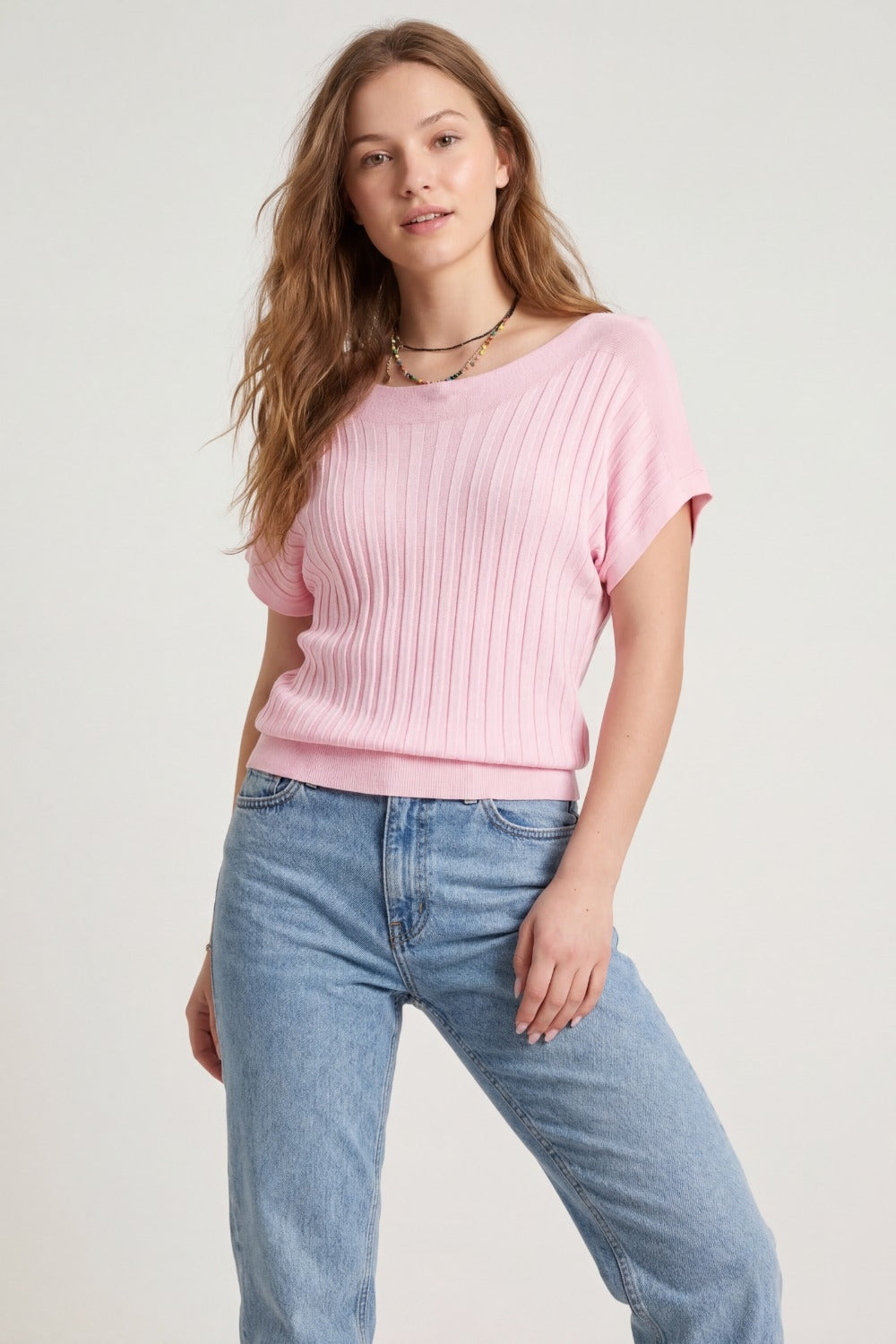 Pull tricoté en fines côtes roses avec col bateau