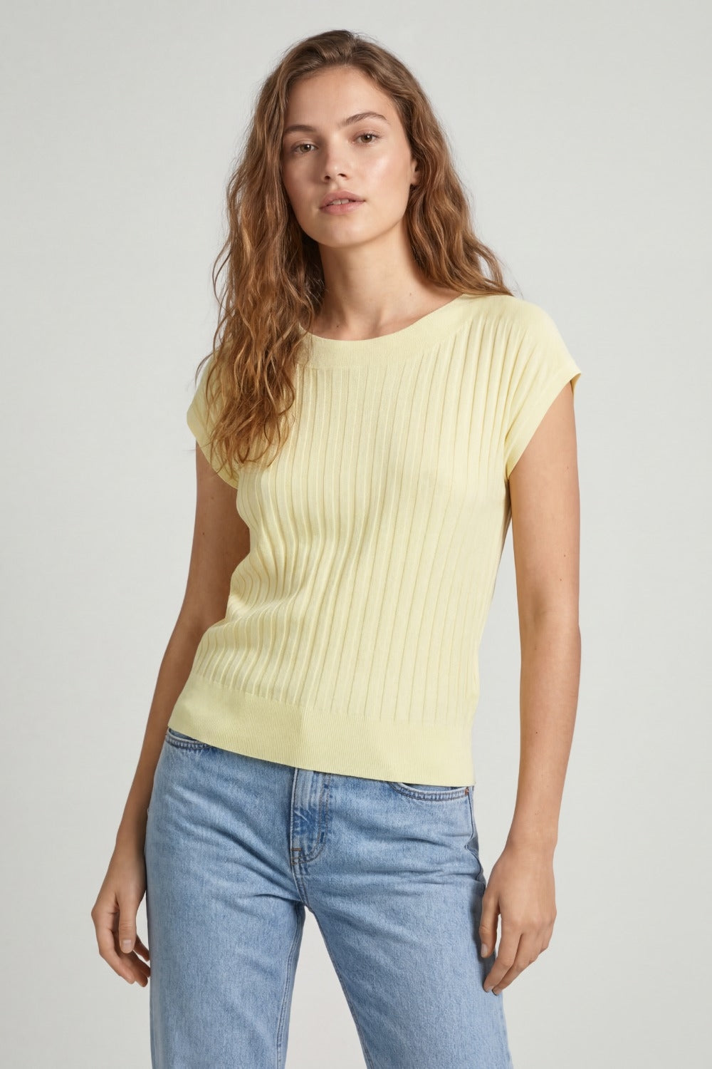 Pull finement côtelé à col bateau de couleur jaune