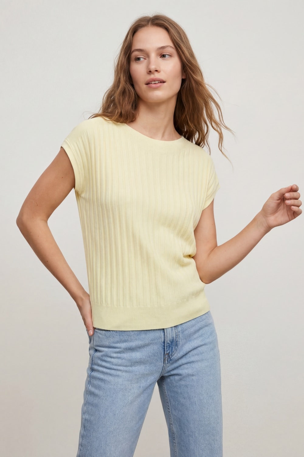 Pull finement côtelé à col bateau de couleur jaune