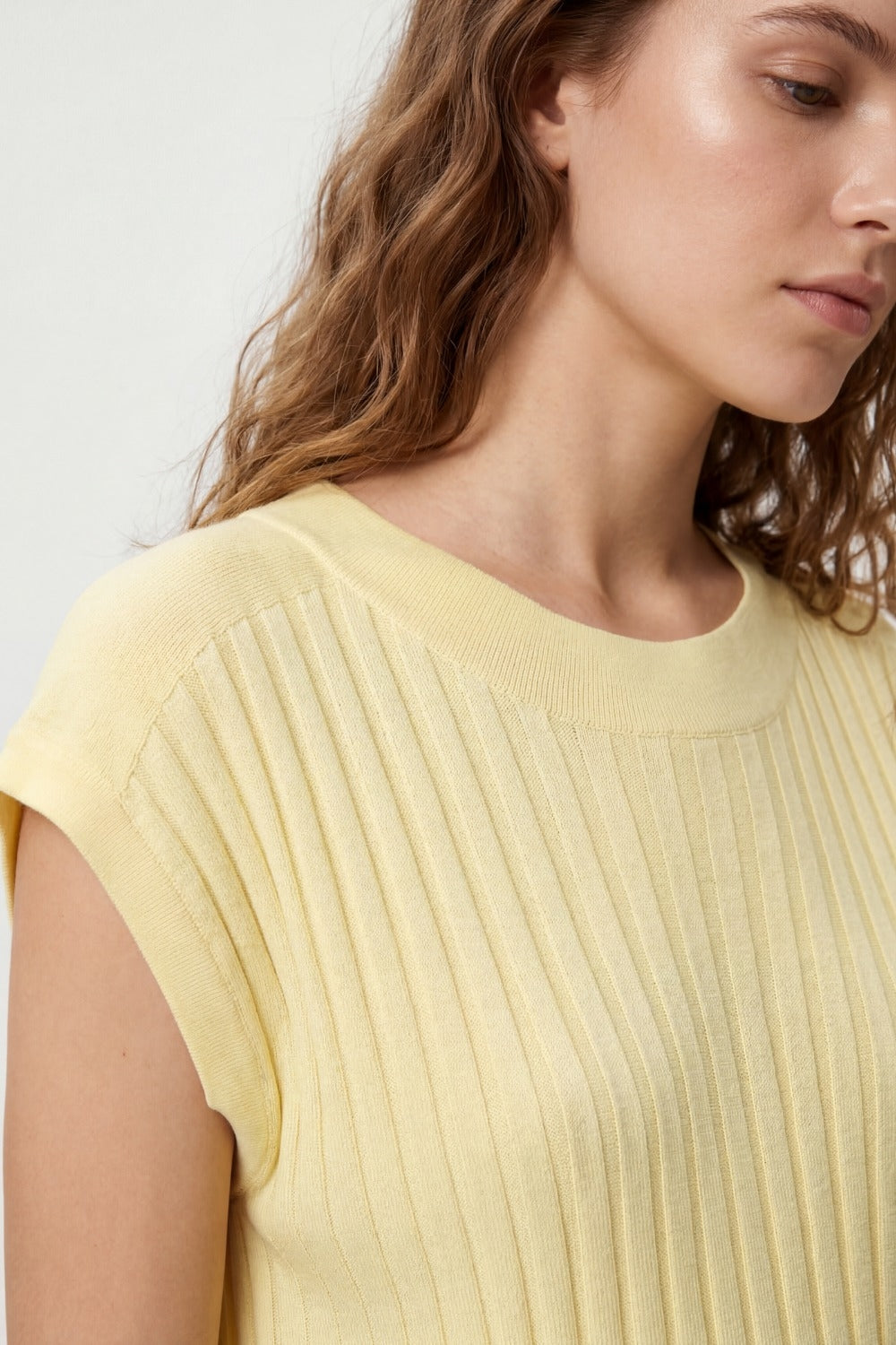 Pull finement côtelé à col bateau de couleur jaune