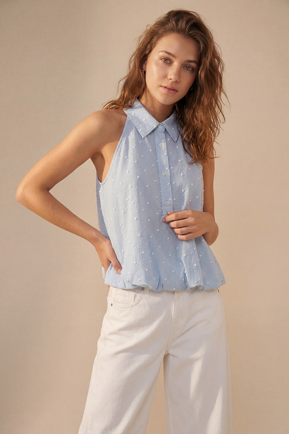 Blouse bleu clair à pois brodés avec boutons