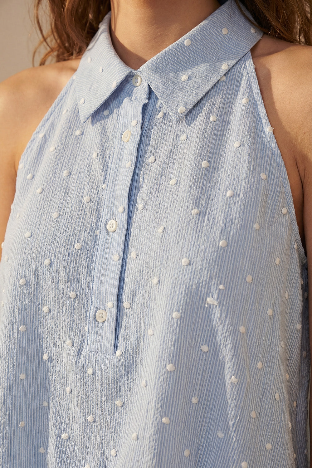 Blouse bleu clair à pois brodés avec boutons