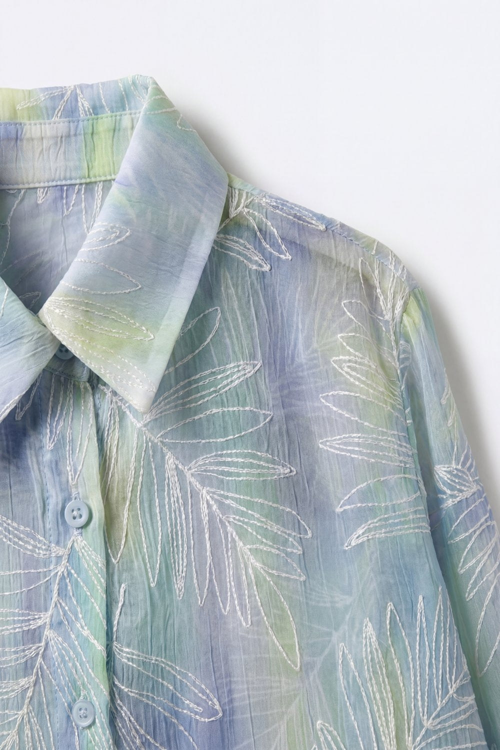 Chemise bleu clair à imprimé feuille translucide avec tissu transparent