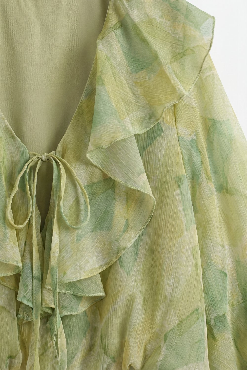 Blouse transparente à volants et nouée à l'avant vert clair