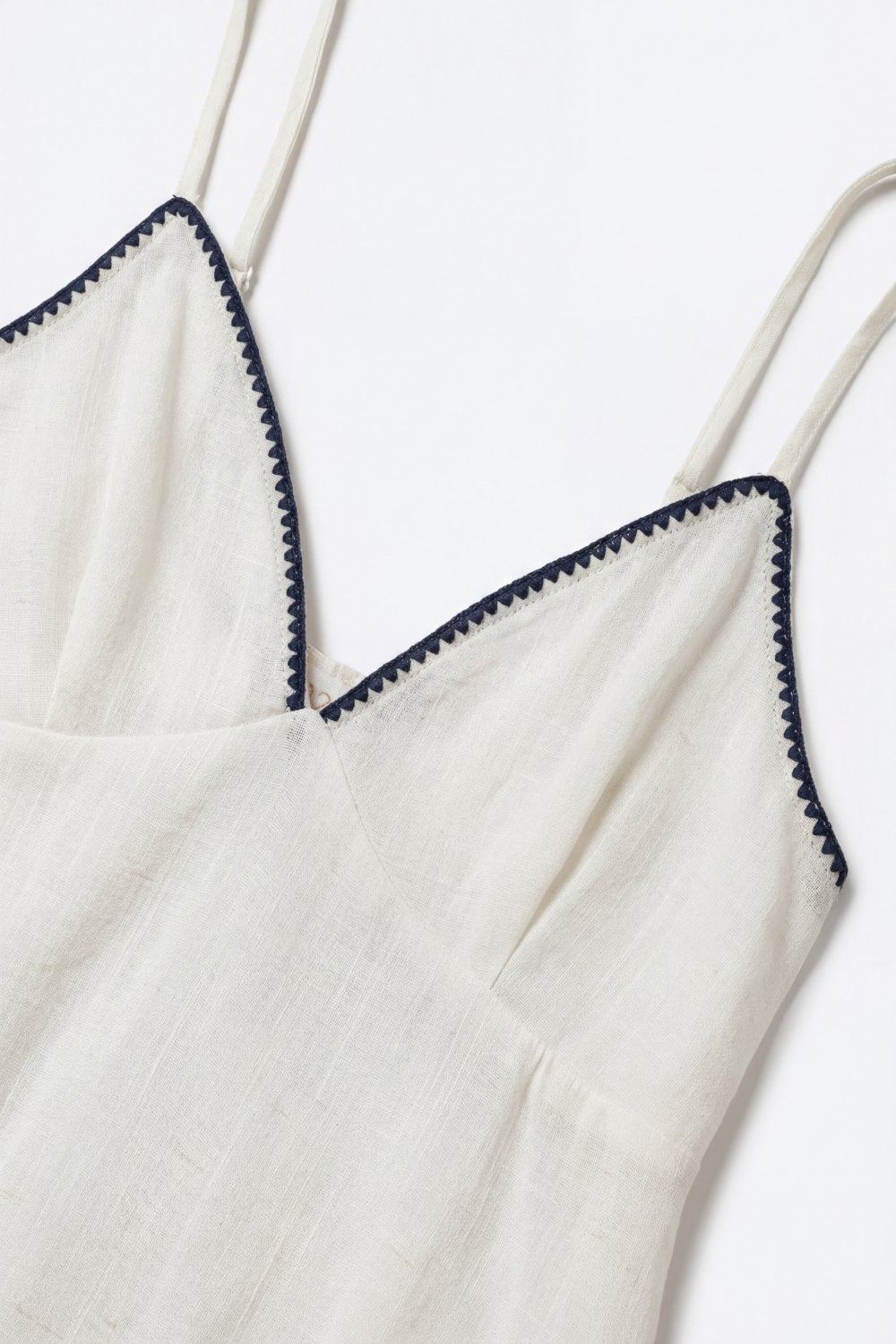 Cami blanc léger avec bordure marine en zigzag