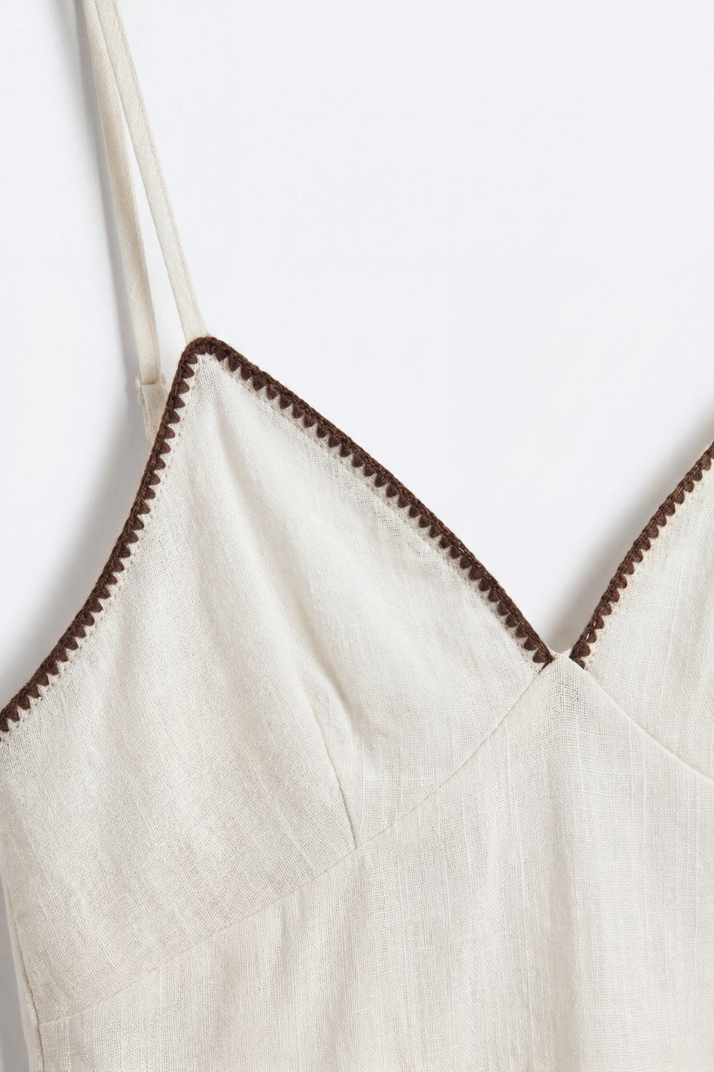Cami blanc léger avec bordure marron en zig-zag