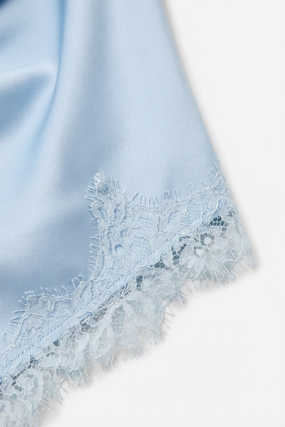 Top asymétrique en satin bleu bébé drapé