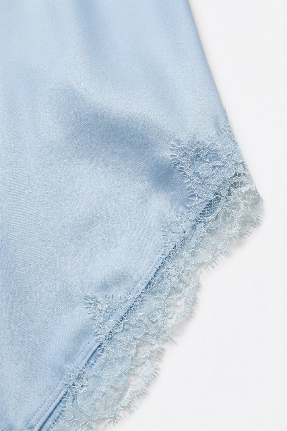Jupe Asymétrique en Satin Bleu Ciel avec Bordure en Dentelle