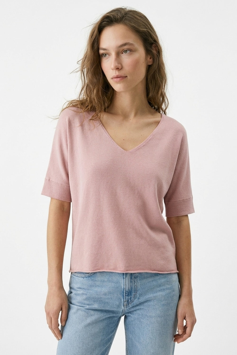 Pull en maille rose poudré à col en V et coupe décontractée