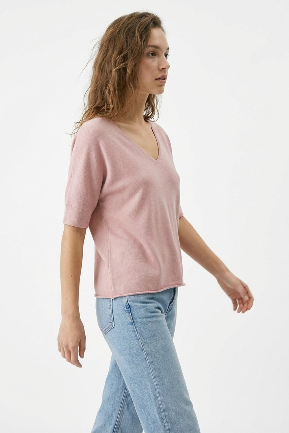 Pull en maille rose poudré à col en V et coupe décontractée