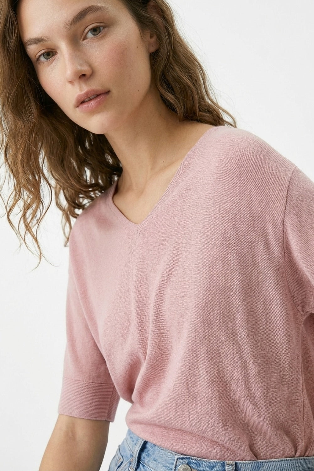 Pull en maille rose poudré à col en V et coupe décontractée