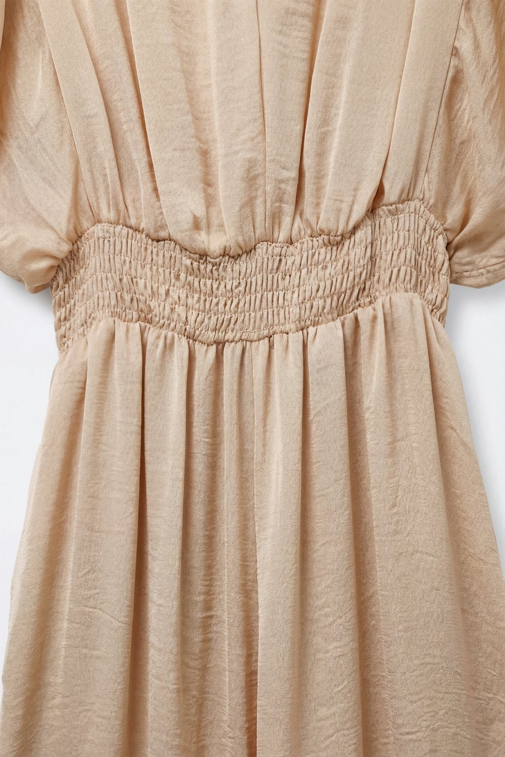 Combinaison beige en satin à encolure en V et taille définie