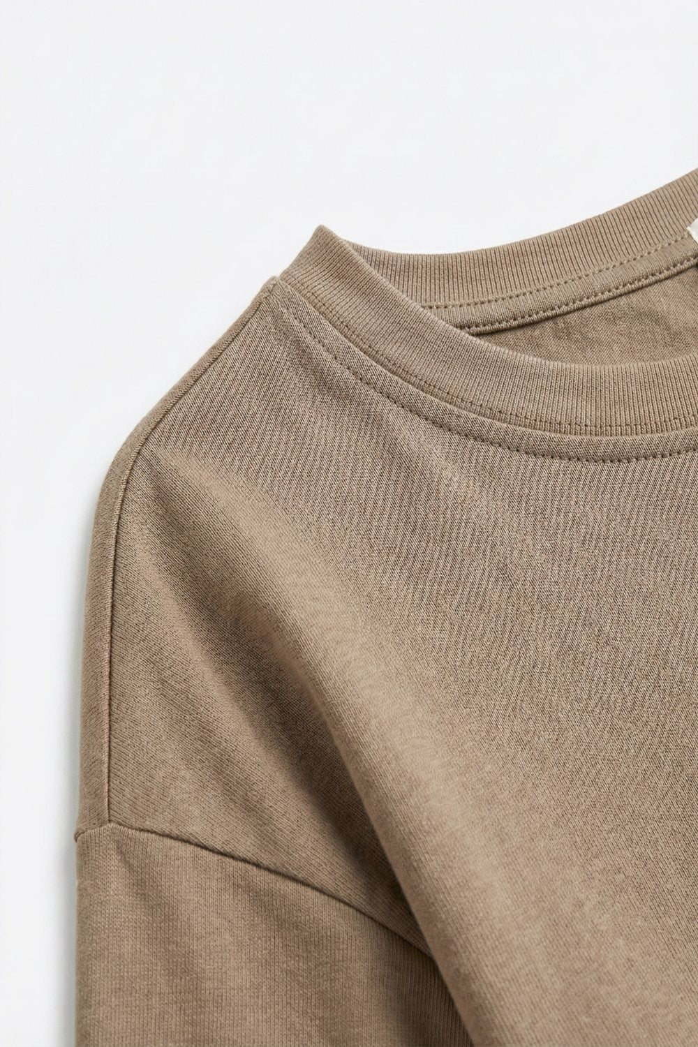 Sweat-shirt basique à col rond en coupe décontractée couleur camel