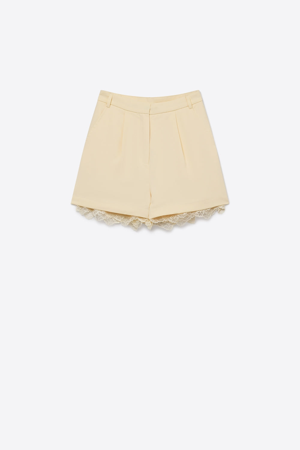 shorts sur mesure jaune beurre avec détail de bordure en dentelle