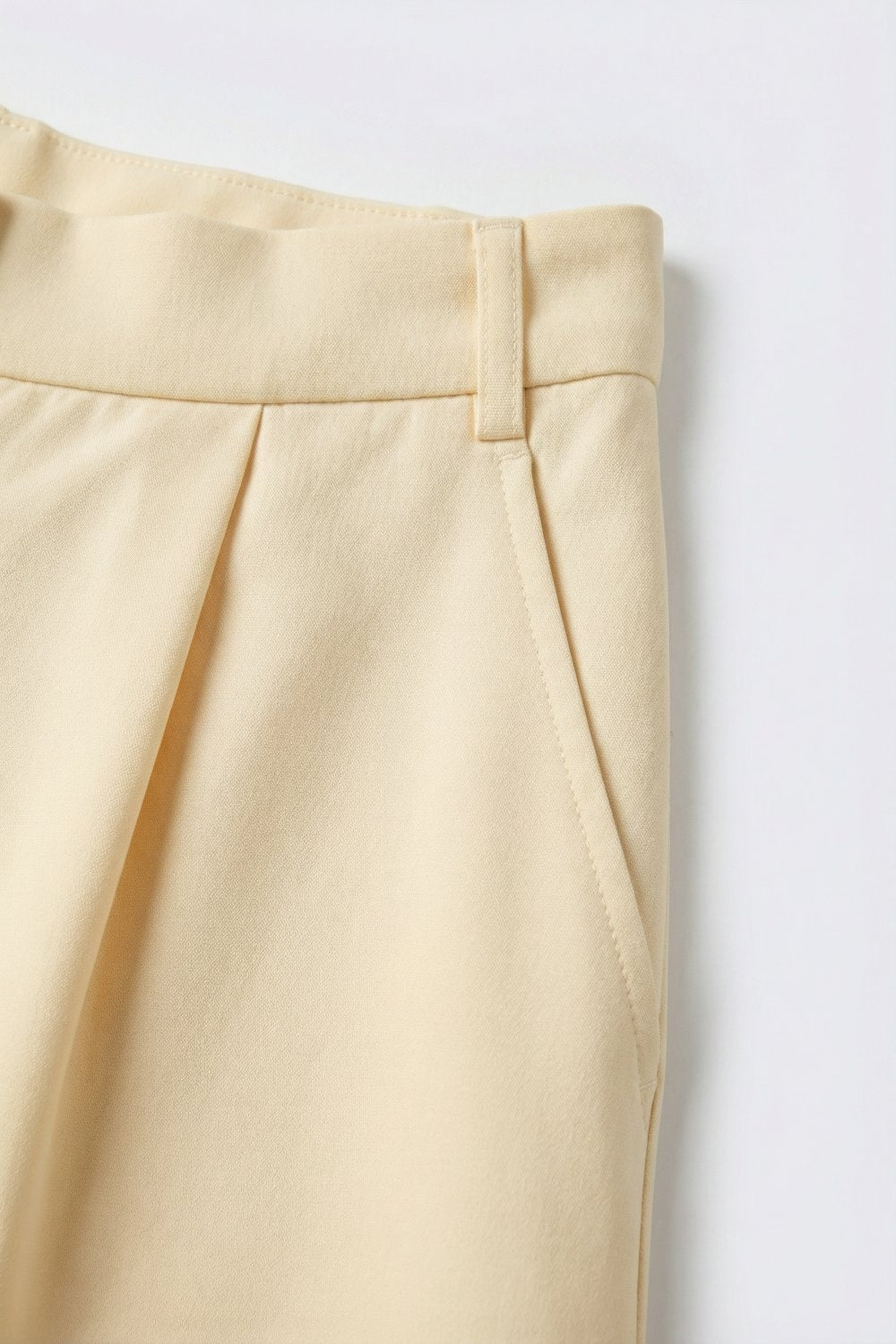 shorts sur mesure jaune beurre avec détail de bordure en dentelle