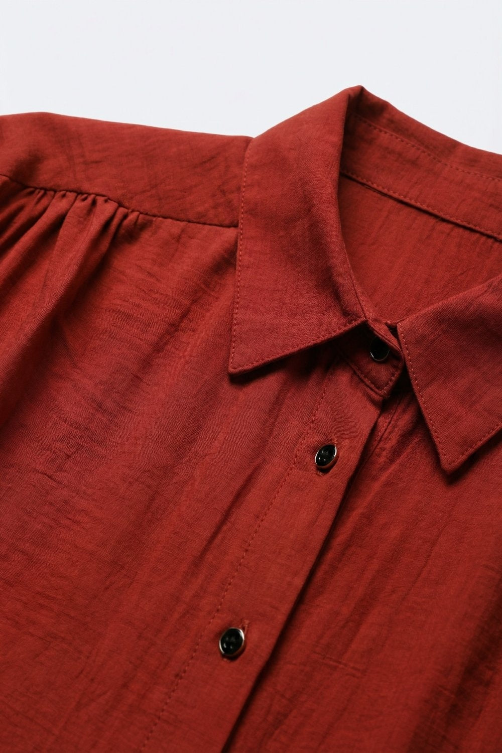 Chemise à manches courtes boutonnée avec ourlet noué sur le devant en terre cuite