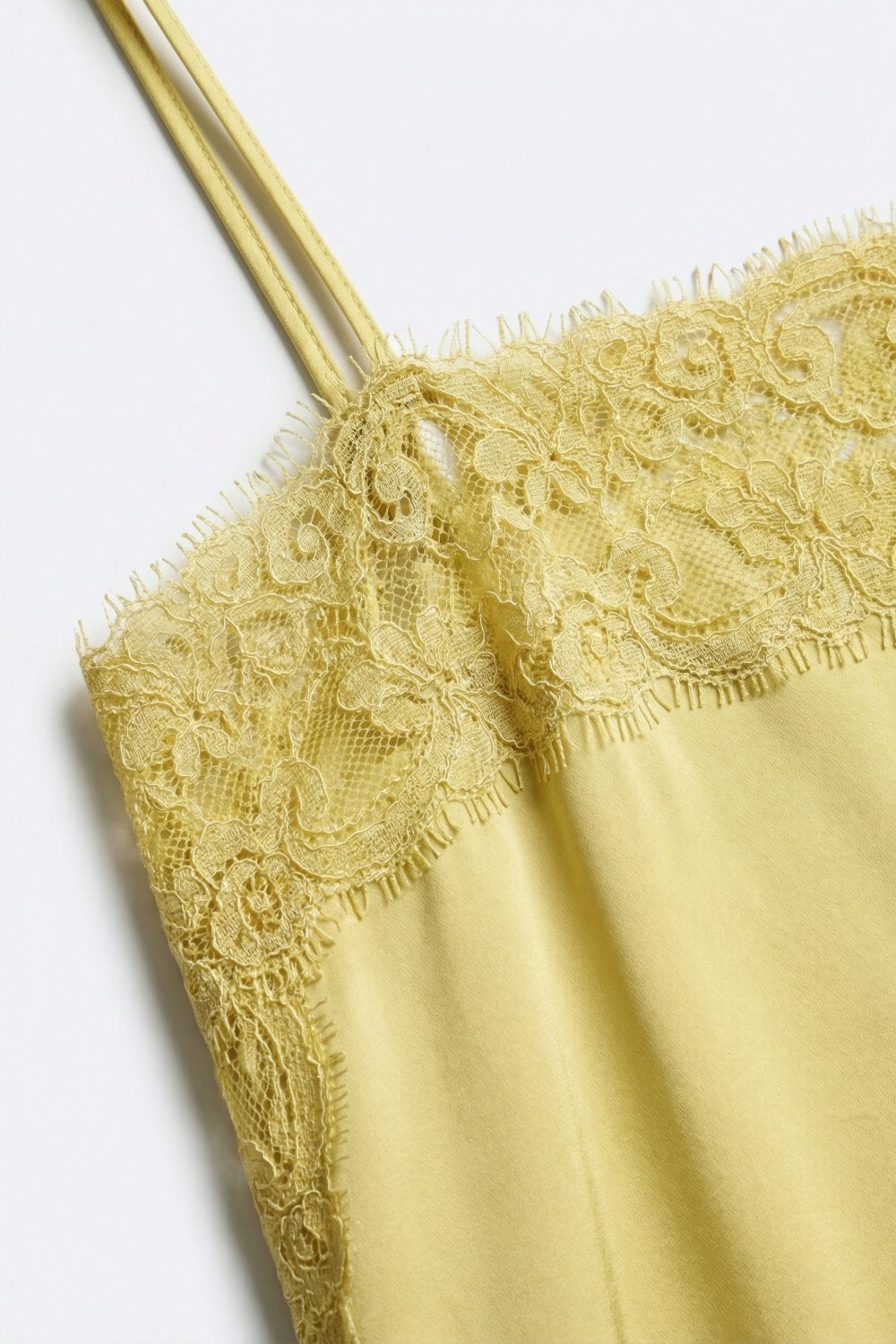 Top en satin jaune avec détails en dentelle
