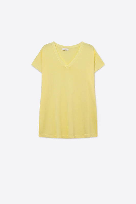 Pull léger jaune à col en V et coupe décontractée