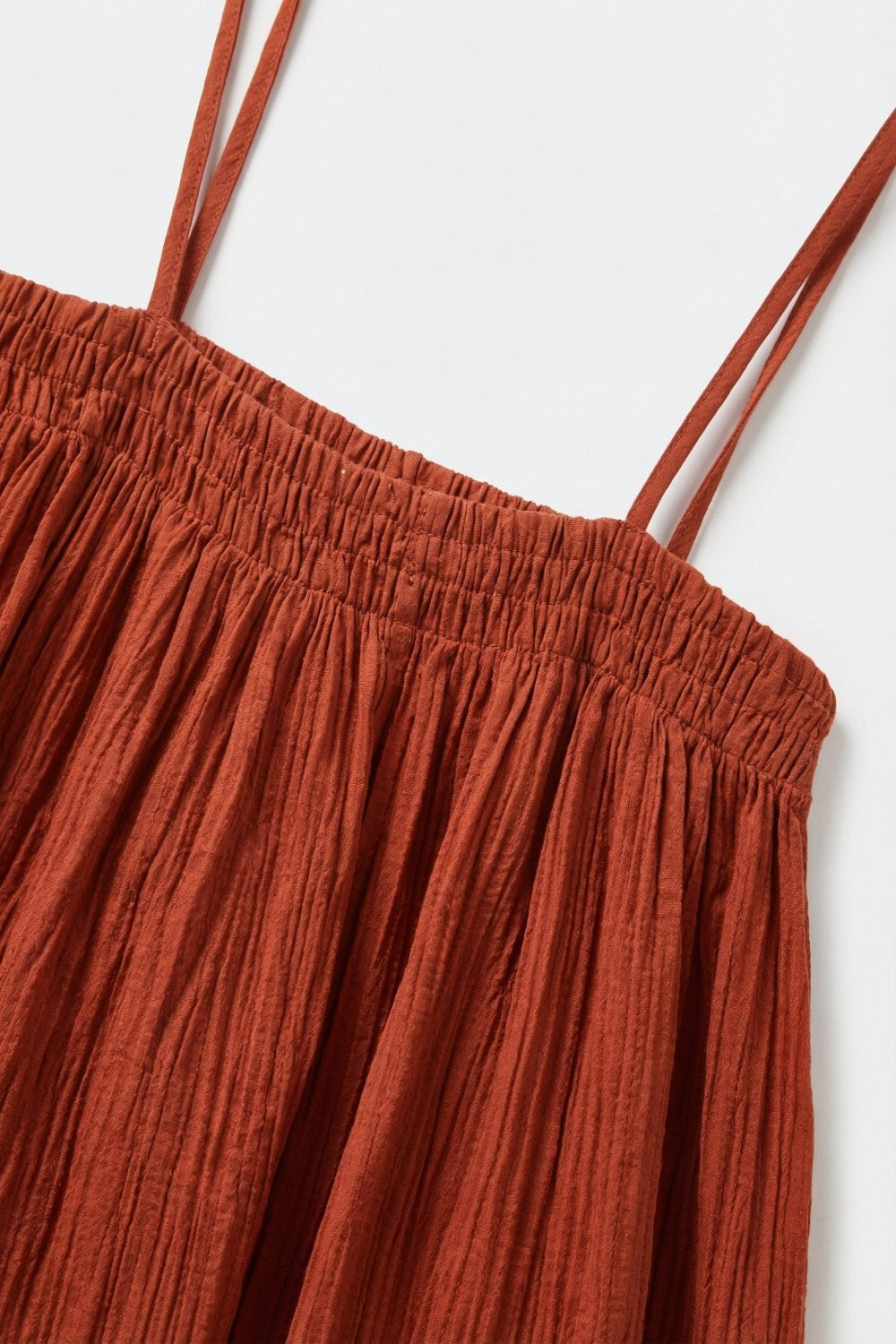 Robe longue froissée couleur rouille avec bretelles spaghetti