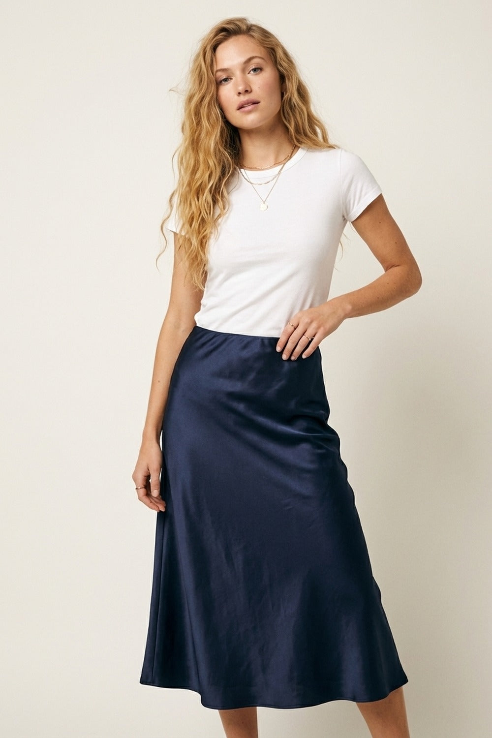 Jupe midi en satin marine
