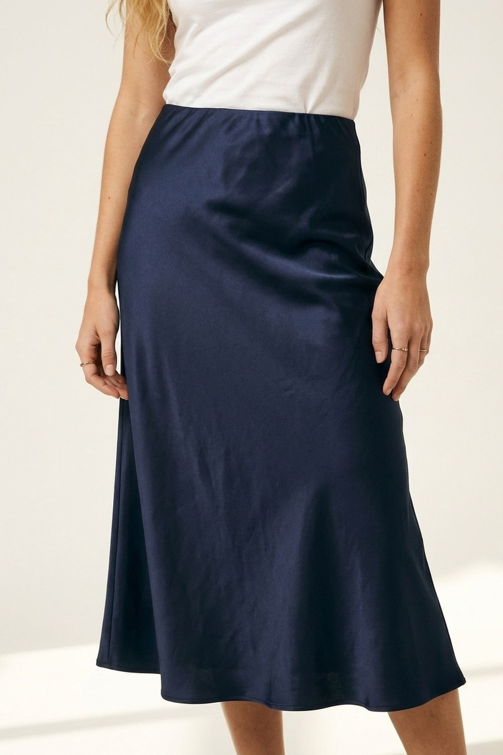 Jupe midi en satin marine