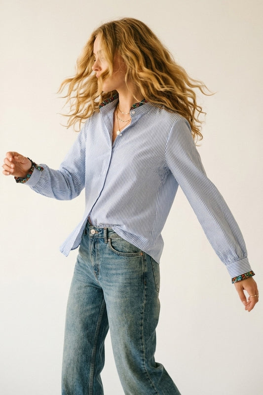 Chemise boutonnée rayée bleu clair avec bordure florale