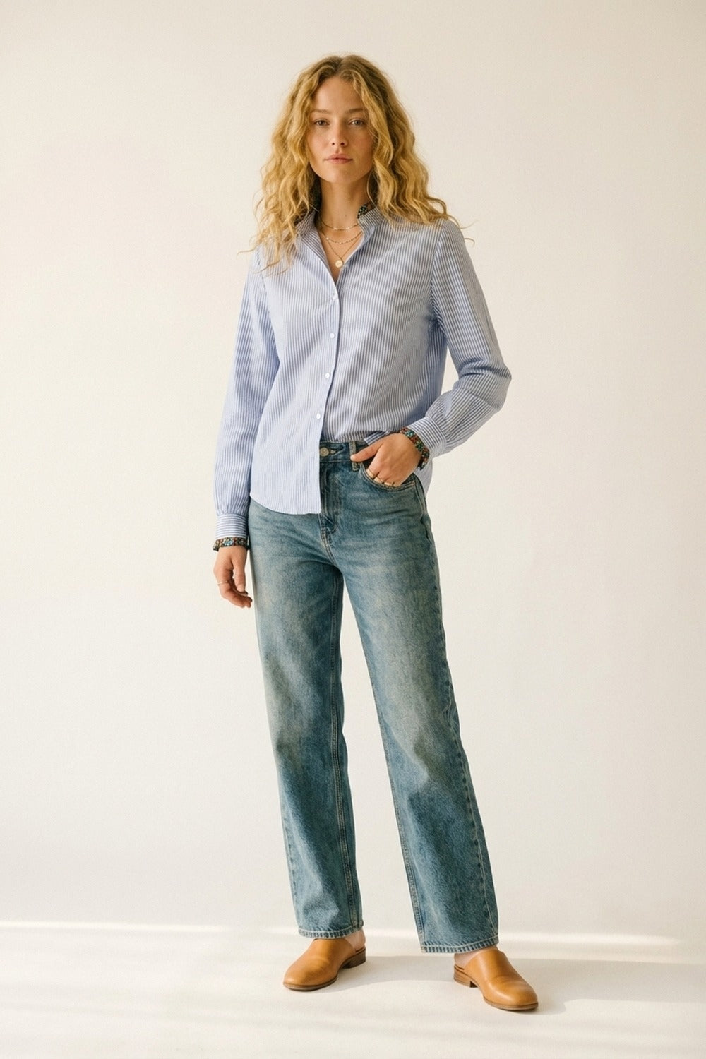 Chemise boutonnée rayée bleu clair avec bordure florale
