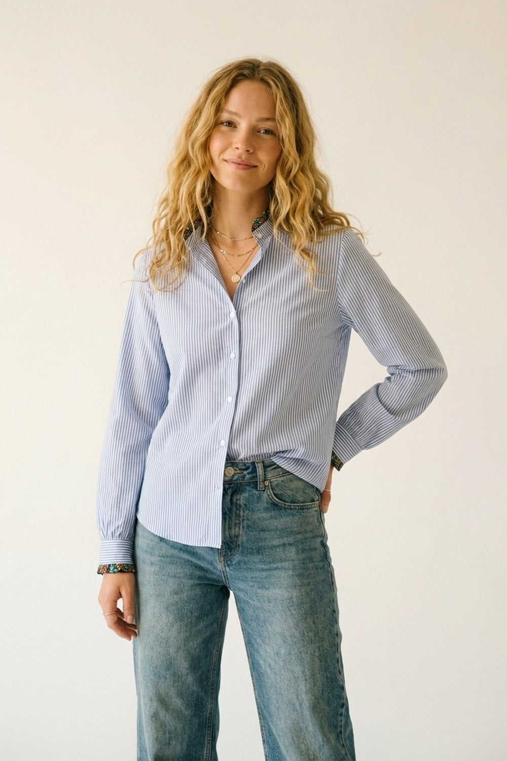 Chemise boutonnée rayée bleu clair avec bordure florale