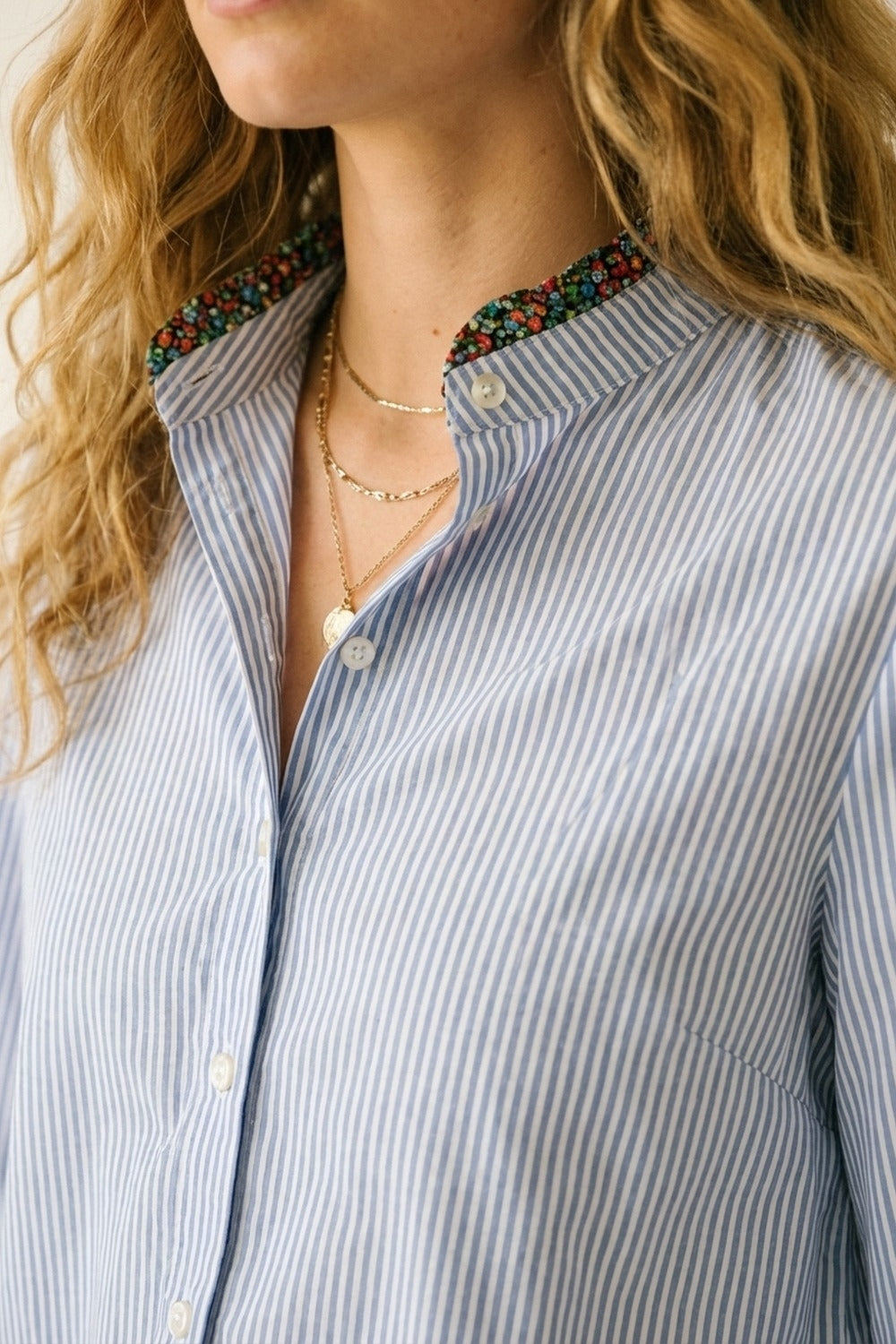 Chemise boutonnée rayée bleu clair avec bordure florale