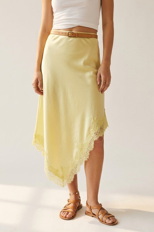 Jupe mouchoir en satin jaune beurre avec bordure en dentelle