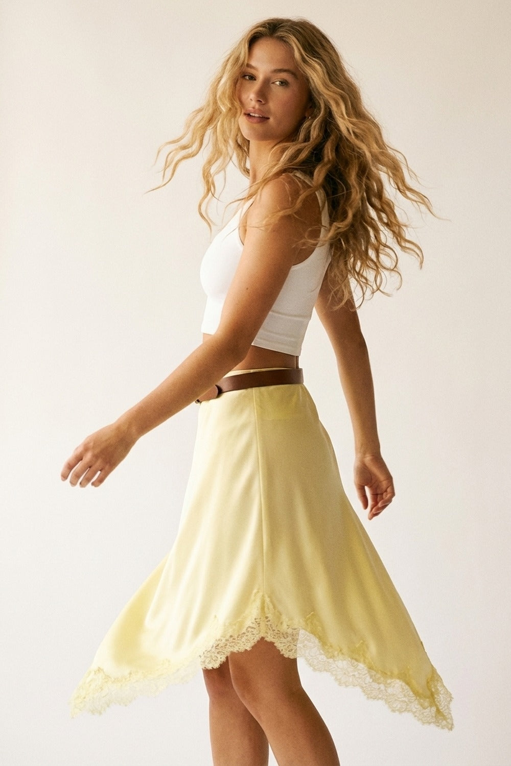 Jupe mouchoir en satin jaune beurre avec bordure en dentelle