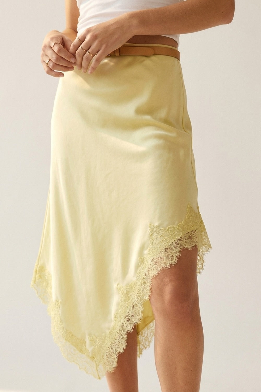 Jupe mouchoir en satin jaune beurre avec bordure en dentelle