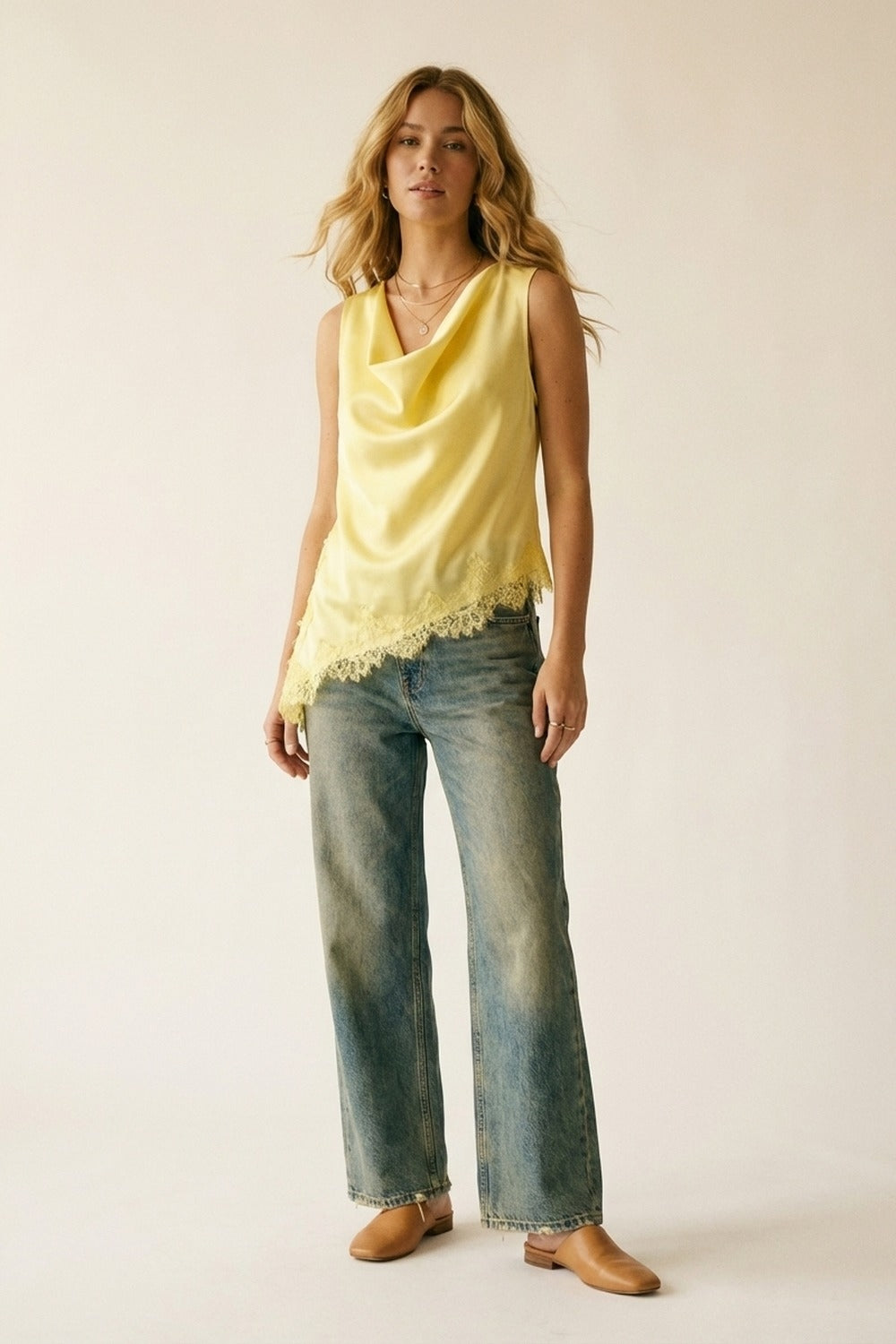 Top sans manches en satin jaune avec bordure en dentelle