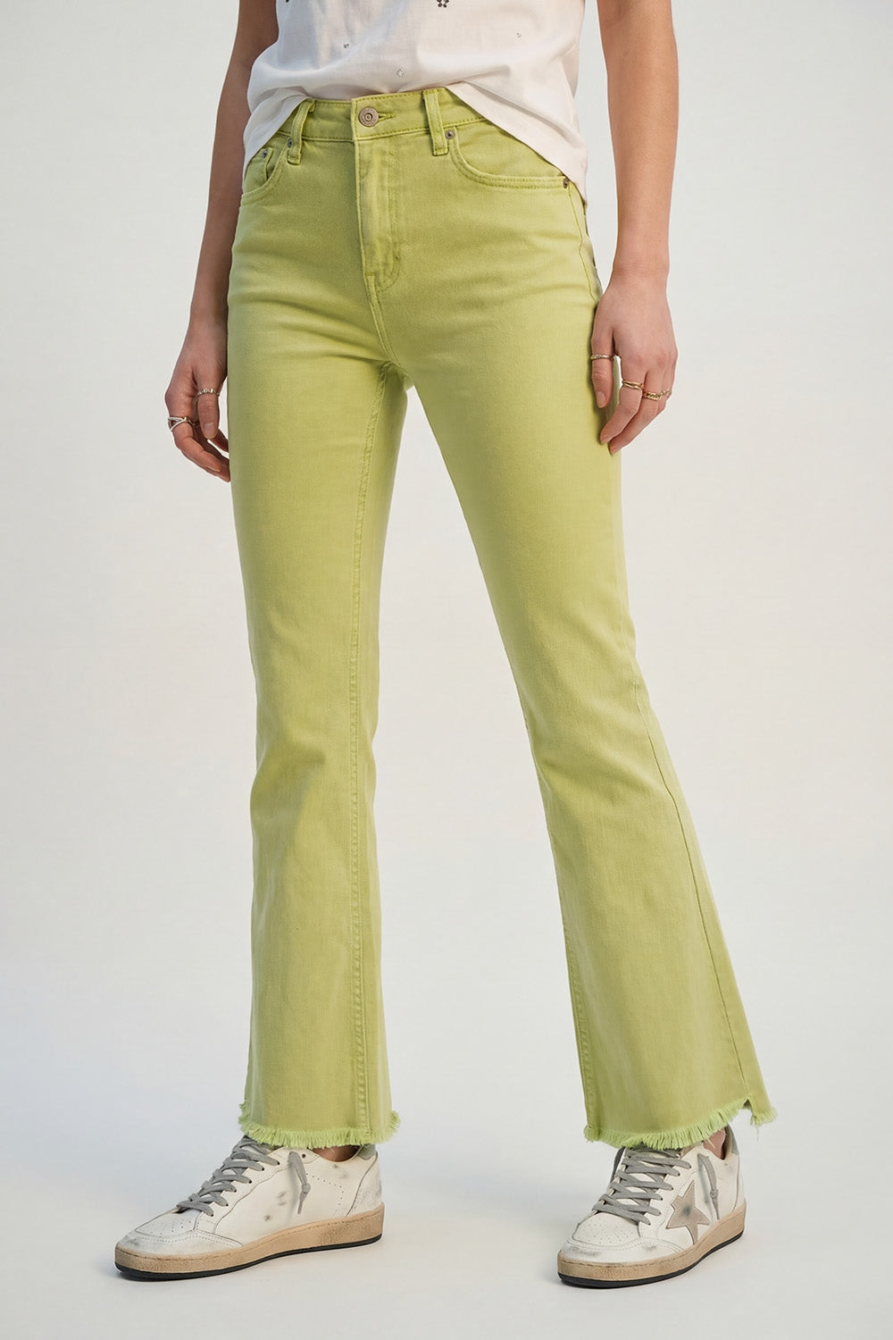 Jeans évasés avec bord brut en couleur citron vert