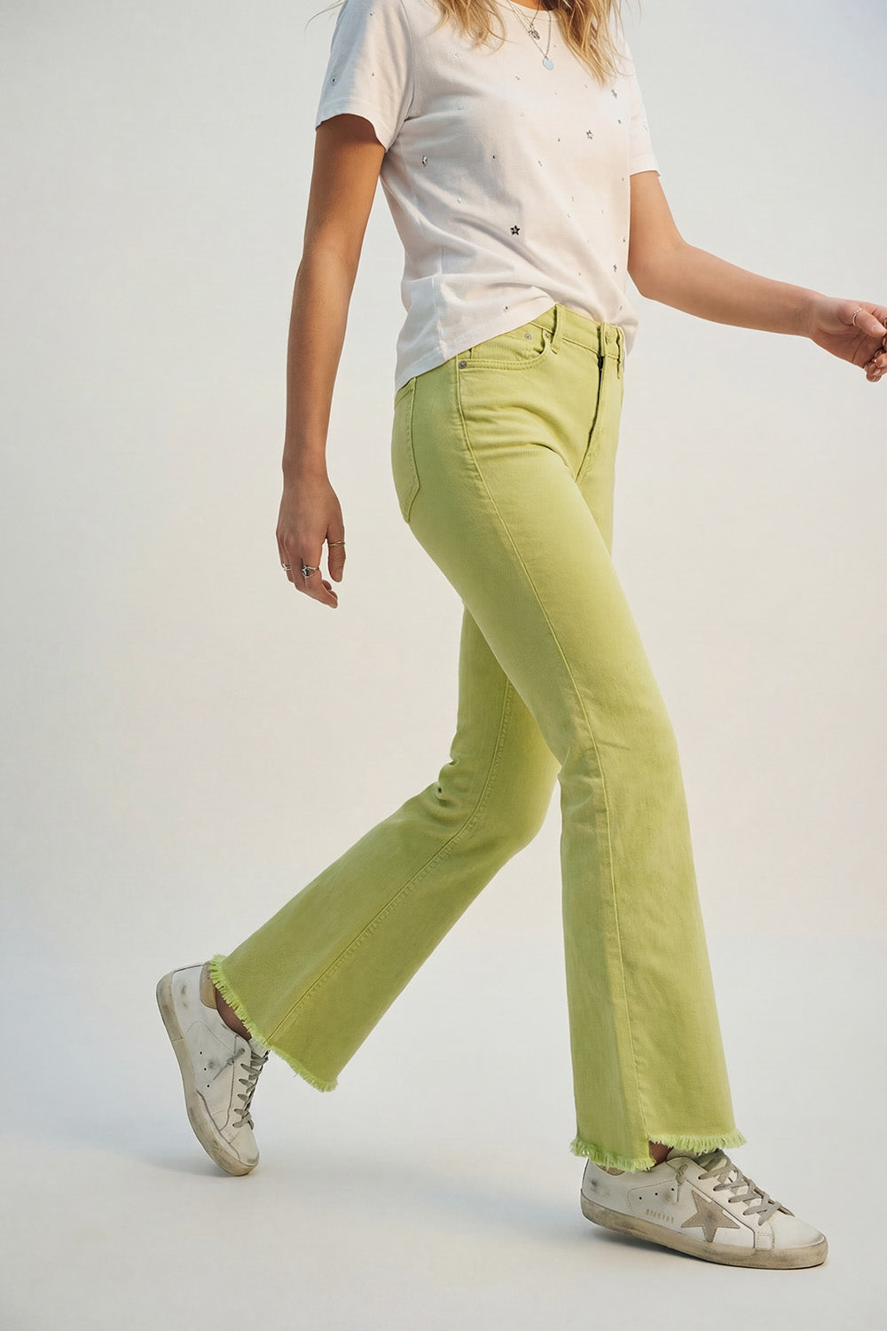 Jeans évasés avec bord brut en couleur citron vert